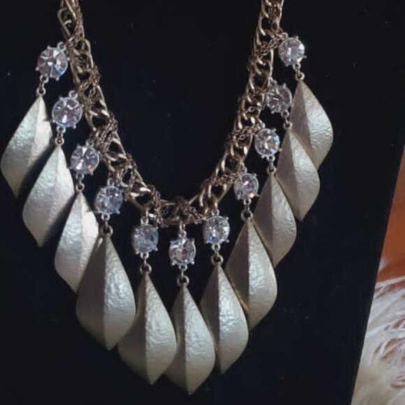 💃Silvertoned Chain Necklace With Hanging Dangles.🌴 - Picture 2 of 5